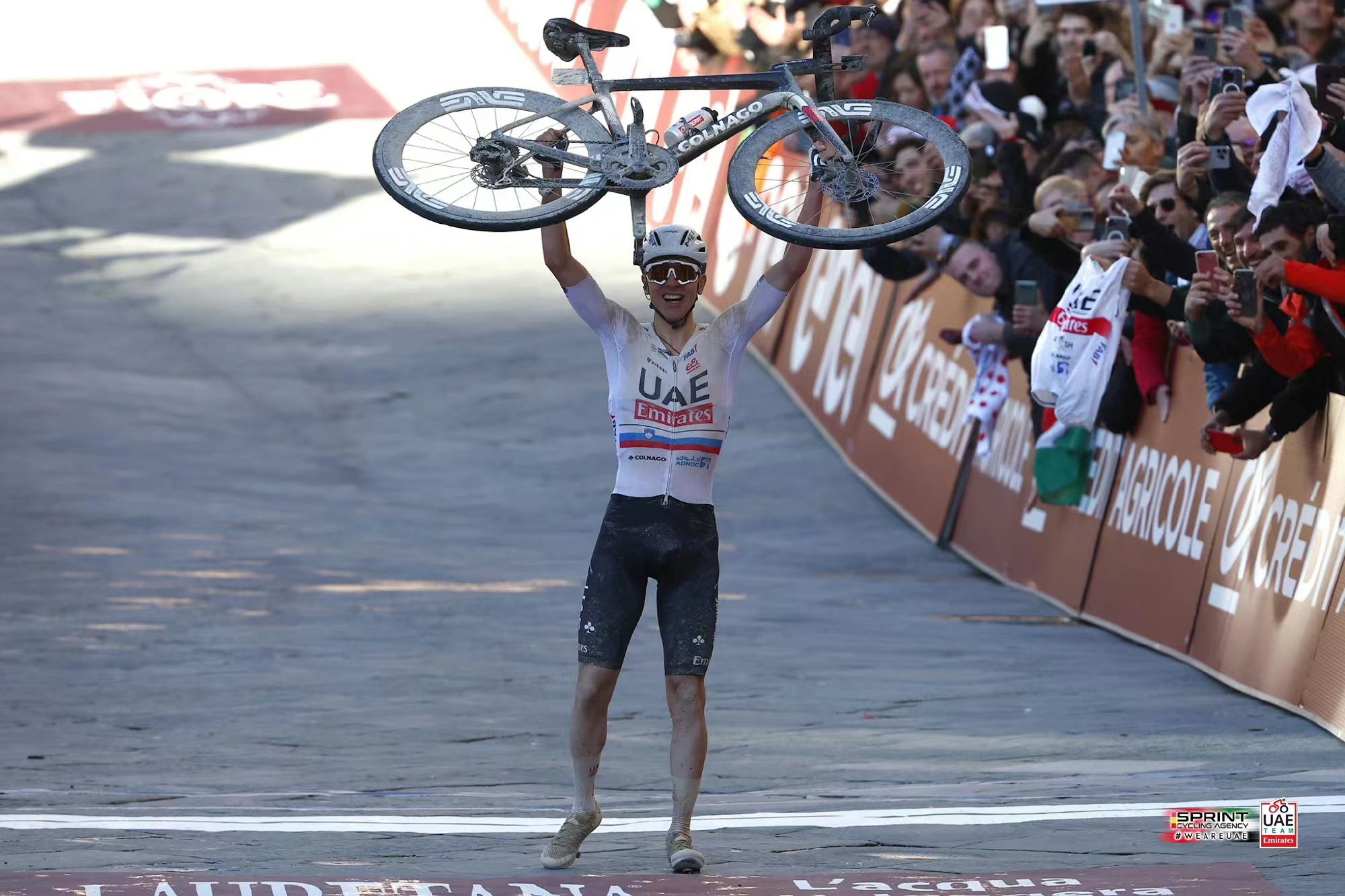 Tadej Pogača wint opnieuw, team uit de VAE domineert het publiek in Strade Bianche 2024